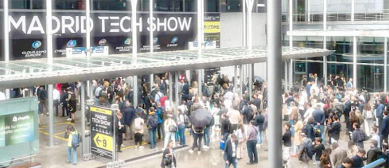 Personas reunidas frente a la entrada del Madrid Tech Show, un importante evento tecnológico en España